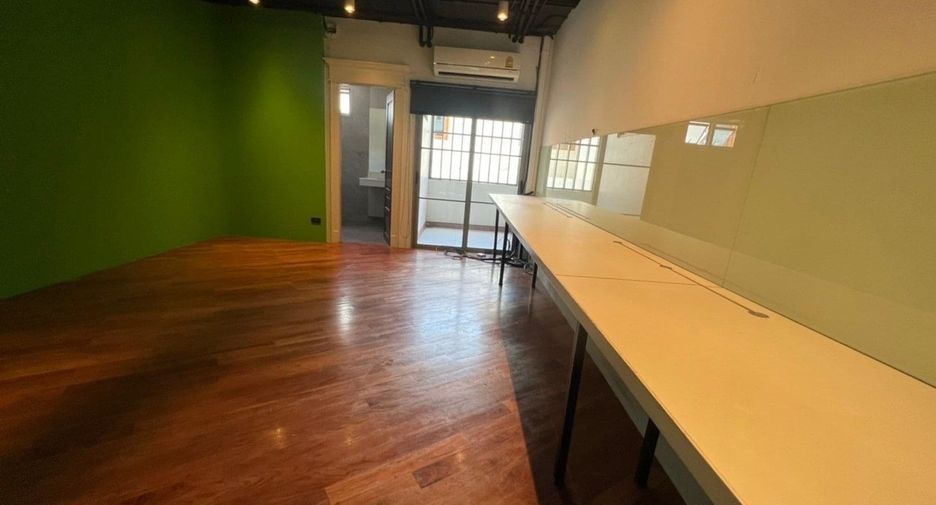 For rent 4 bedrooms office in Watthana, Bangkok