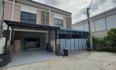 Casa adosada en alquiler y en venta de 3 habitaciones en Mueang Samut Prakan, Samut Prakan