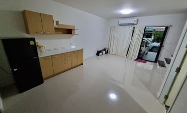 Casa adosada en alquiler y en venta de 3 habitaciones en Mueang Samut Prakan, Samut Prakan