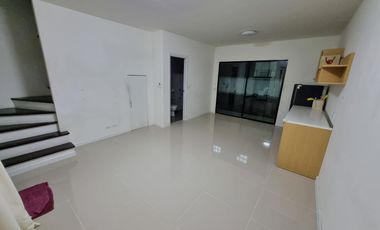 Casa adosada en alquiler y en venta de 3 habitaciones en Mueang Samut Prakan, Samut Prakan