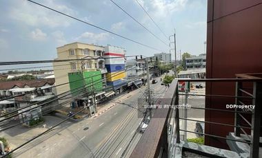 For sale 3 bedrooms retail Space in Bang Khen, Bangkok