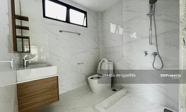 For sale 3 bedrooms retail Space in Bang Khen, Bangkok