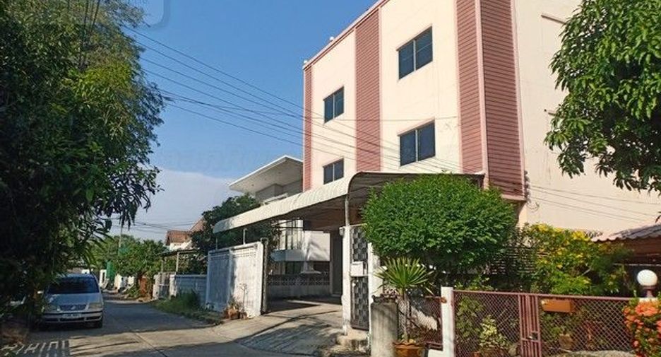 For rent and for sale 3 bed retail Space in Saphan Sung, Bangkok