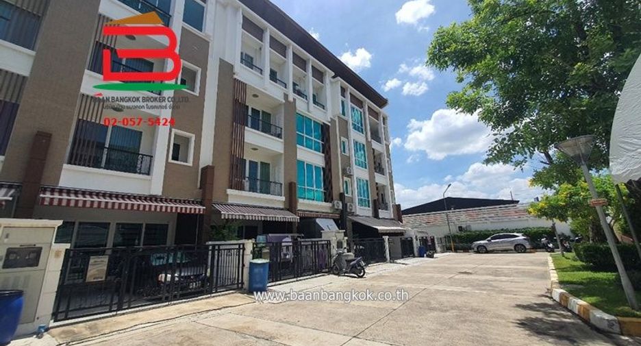 À louer et à vendre 5 chambres maison de ville à Phra Pradaeng, Samut Prakan