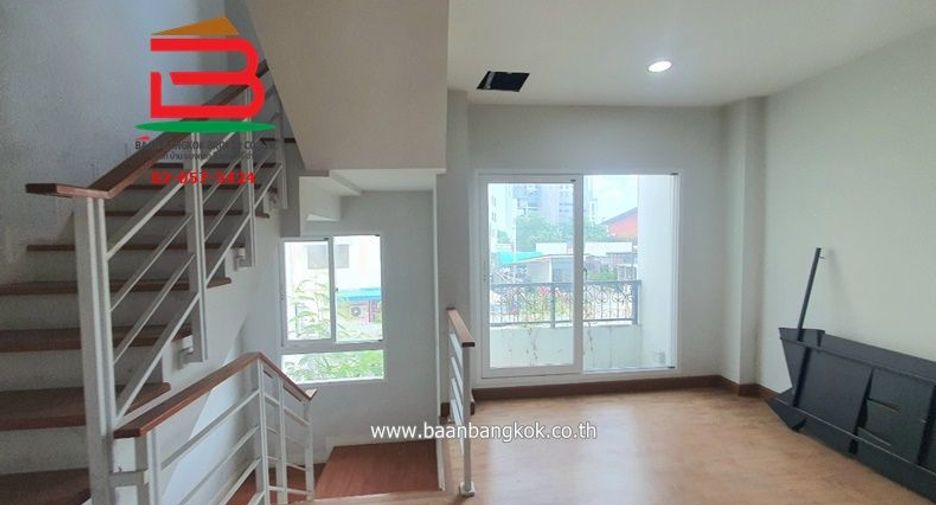 À louer et à vendre 5 chambres maison de ville à Phra Pradaeng, Samut Prakan