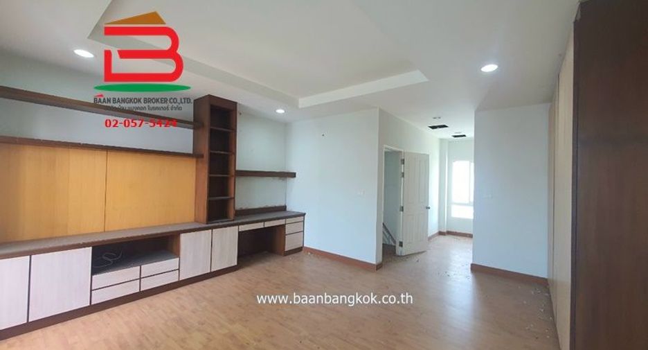 À louer et à vendre 5 chambres maison de ville à Phra Pradaeng, Samut Prakan