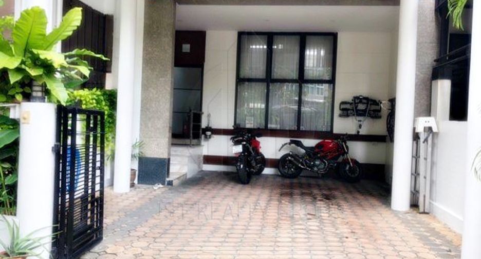 For sale 4 bedrooms townhouse in Watthana, Bangkok