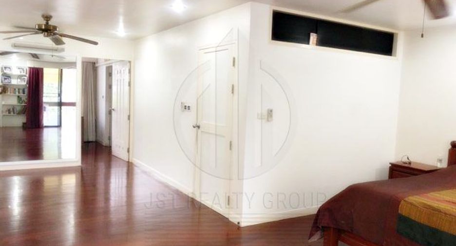 For sale 4 bedrooms townhouse in Watthana, Bangkok