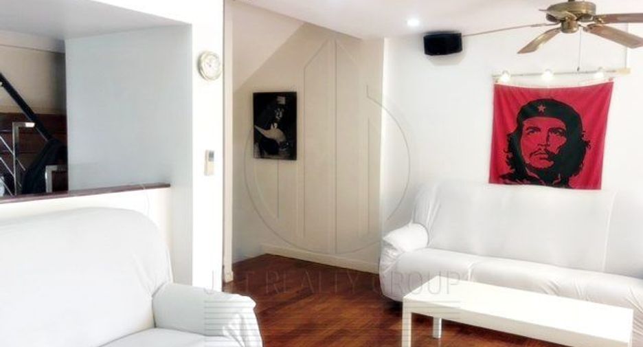 For sale 4 bedrooms townhouse in Watthana, Bangkok