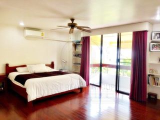 For sale 4 bedrooms townhouse in Watthana, Bangkok