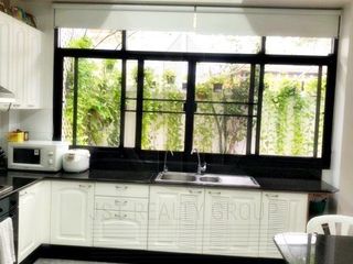 For sale 4 bedrooms townhouse in Watthana, Bangkok