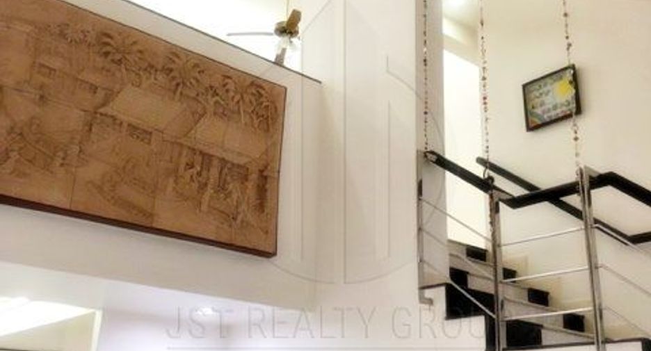 For sale 4 bedrooms townhouse in Watthana, Bangkok