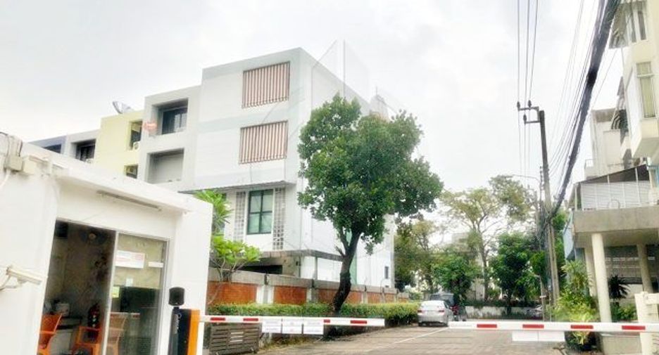 For sale 4 bedrooms townhouse in Watthana, Bangkok