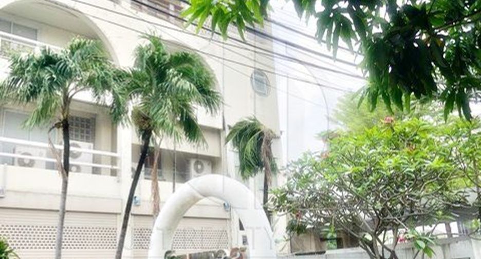 For sale 4 bedrooms townhouse in Watthana, Bangkok