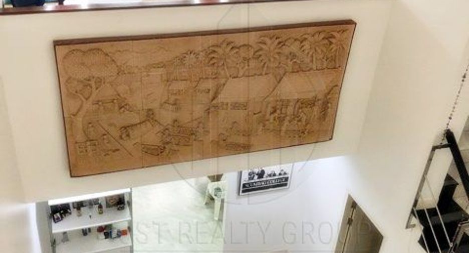 For sale 4 bedrooms townhouse in Watthana, Bangkok