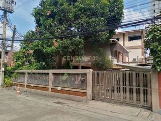 Reihenhaus zur Miete und zum Kauf mit 5 Zimmer in Watthana, Bangkok