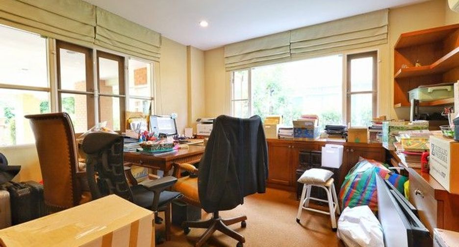 Haus zum Kauf mit 4 Zimmer in Taling Chan, Bangkok