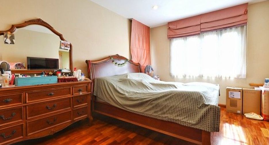 Haus zum Kauf mit 4 Zimmer in Taling Chan, Bangkok