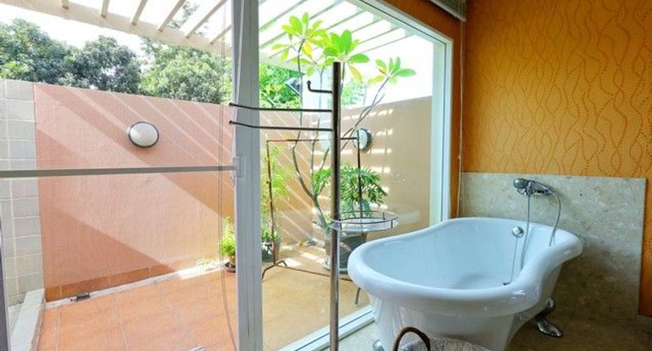 Haus zum Kauf mit 4 Zimmer in Taling Chan, Bangkok
