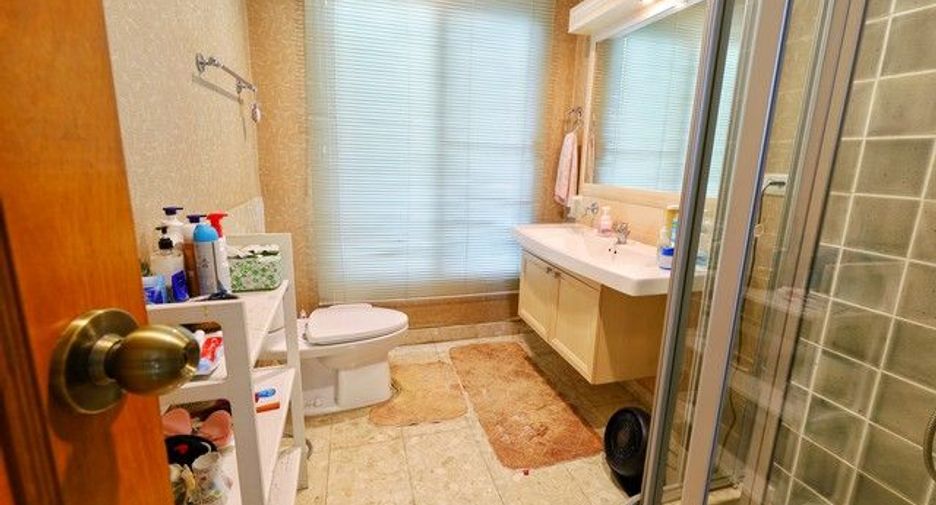 Haus zum Kauf mit 4 Zimmer in Taling Chan, Bangkok