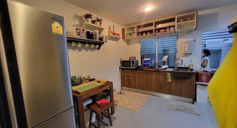 For sale 4 bedrooms townhouse in Saphan Sung, Bangkok