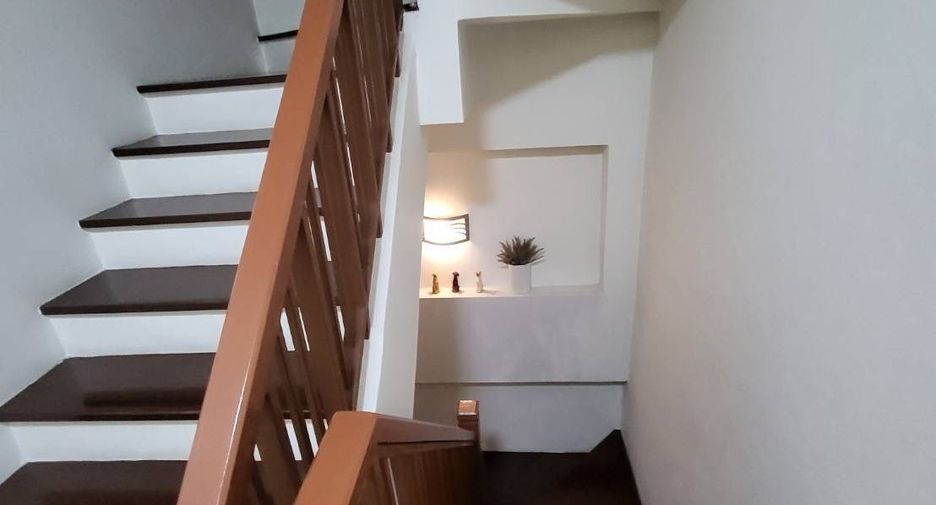 For sale 4 bedrooms townhouse in Saphan Sung, Bangkok
