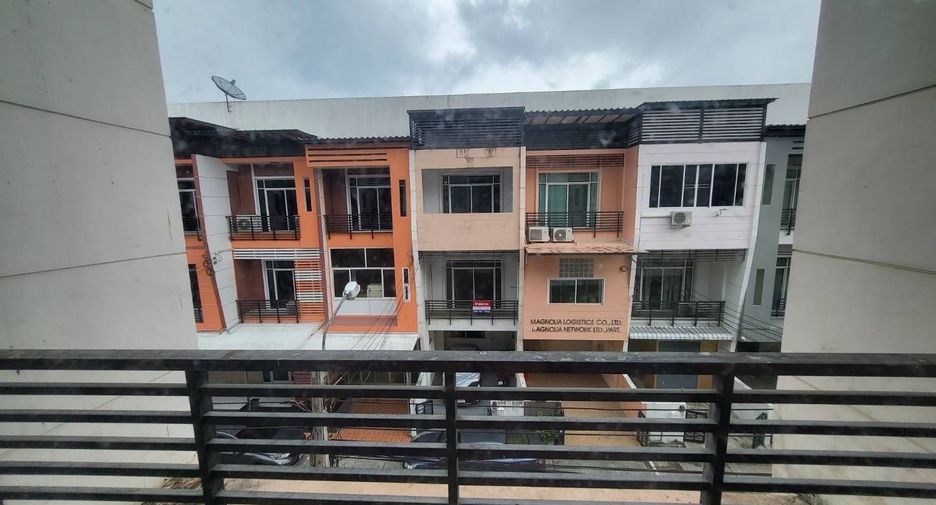 For sale 4 bedrooms townhouse in Saphan Sung, Bangkok
