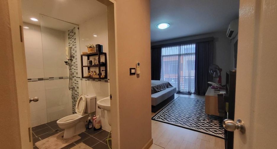 For sale 4 bedrooms townhouse in Saphan Sung, Bangkok