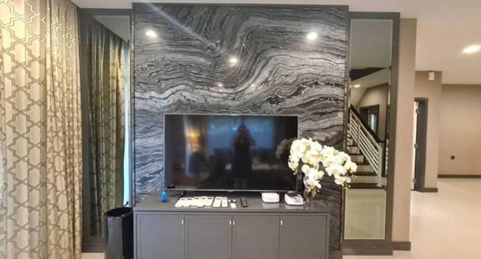 Casa en alquiler y en venta de 4 habitaciones en Bang Kapi, Bangkok