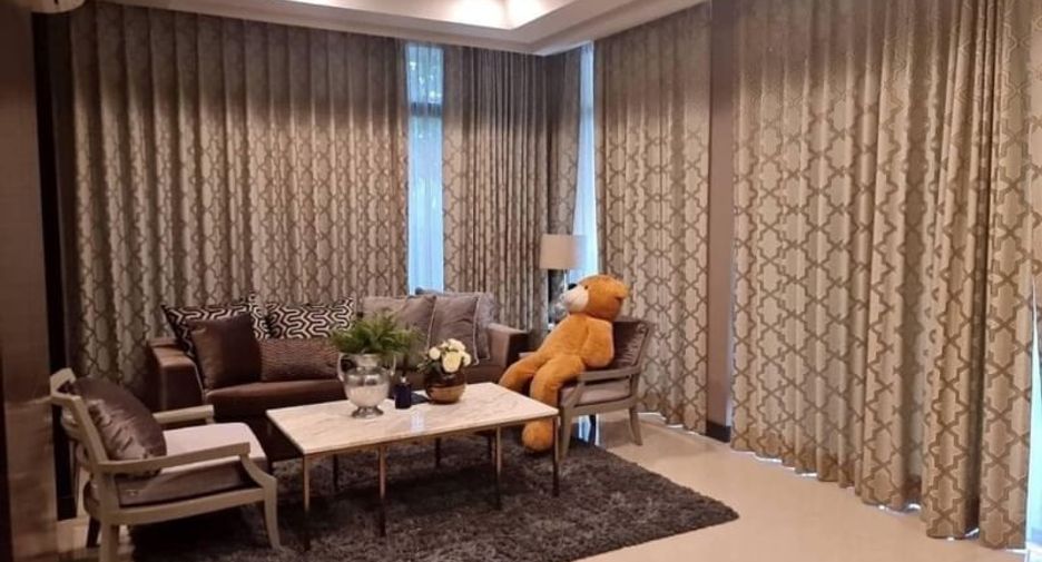 Casa en alquiler y en venta de 4 habitaciones en Bang Kapi, Bangkok