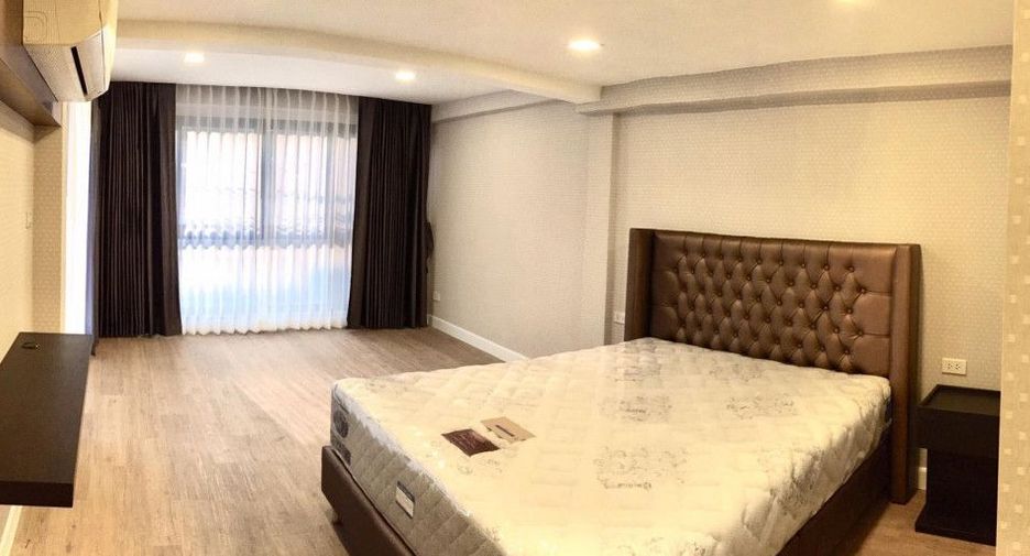 For rent 3 bedrooms townhouse in Watthana, Bangkok