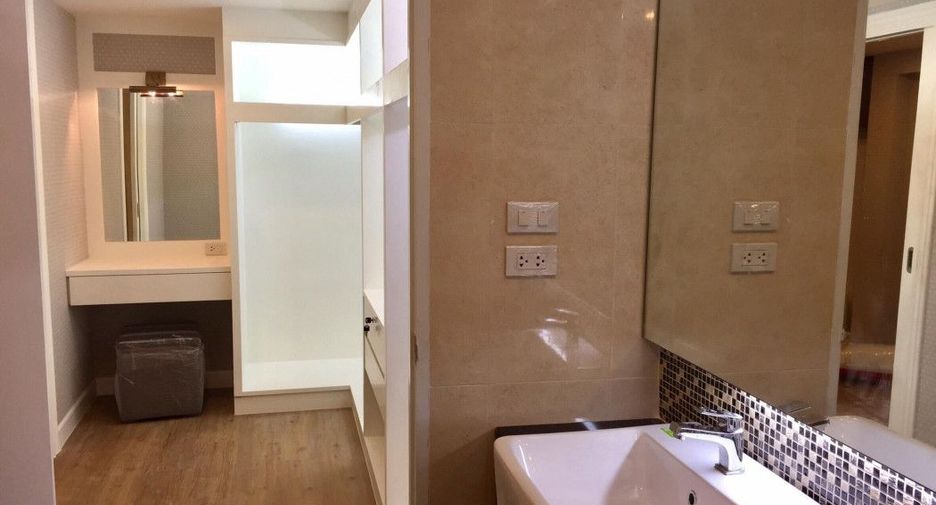 For rent 3 bedrooms townhouse in Watthana, Bangkok