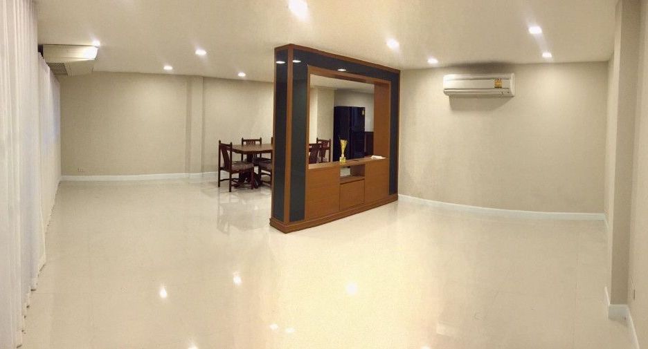 For rent 3 bedrooms townhouse in Watthana, Bangkok