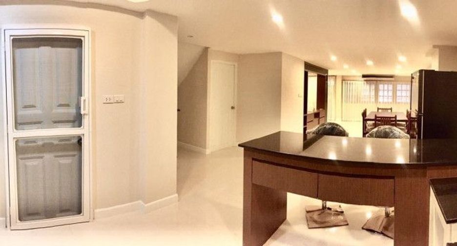 For rent 3 bedrooms townhouse in Watthana, Bangkok