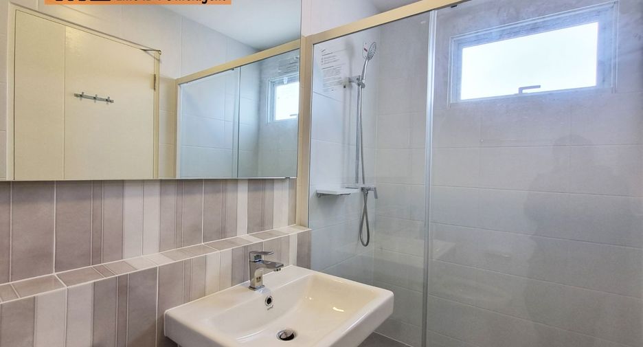 Casa adosada en venta de 2 habitaciones en Bang Phli, Samut Prakan