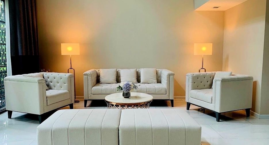 For rent 4 bedrooms townhouse in Watthana, Bangkok