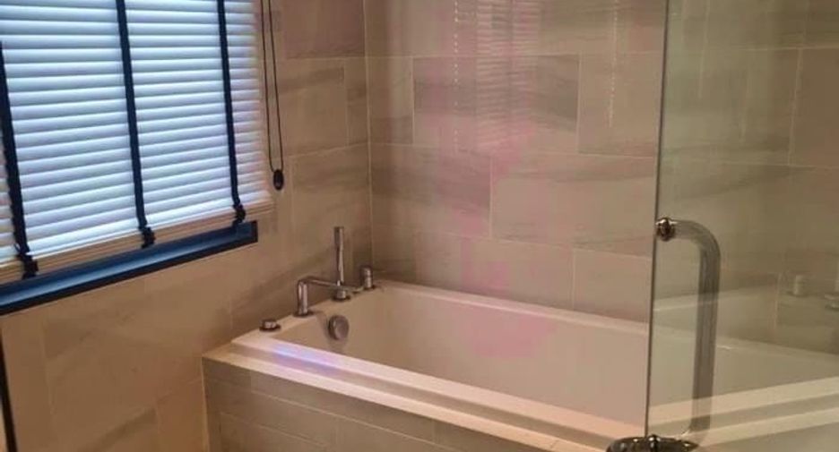 For rent 4 bedrooms townhouse in Watthana, Bangkok