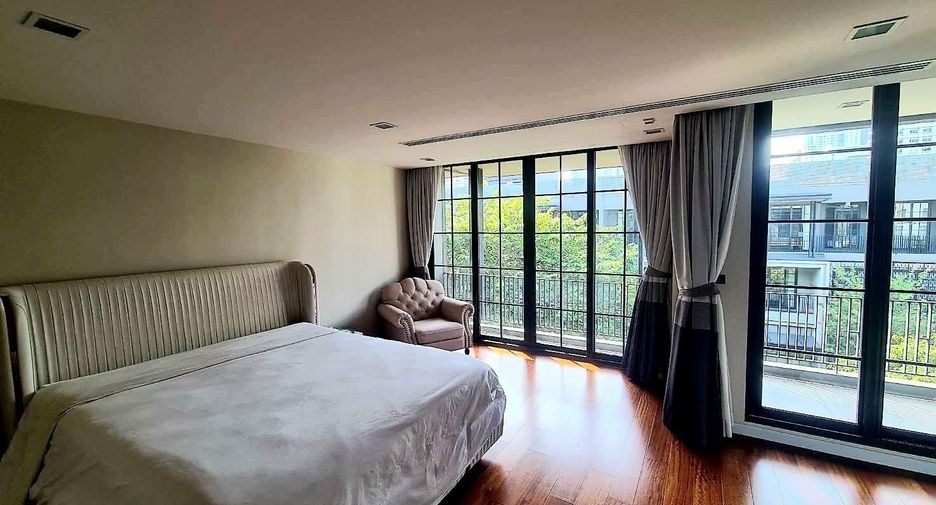 For rent 4 bedrooms townhouse in Watthana, Bangkok