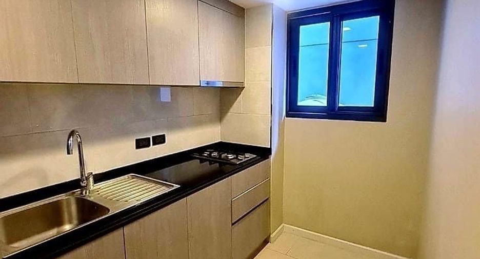 For rent 4 bedrooms townhouse in Watthana, Bangkok
