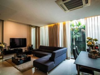 Casa adosada en alquiler de 4 habitaciones en Watthana, Bangkok