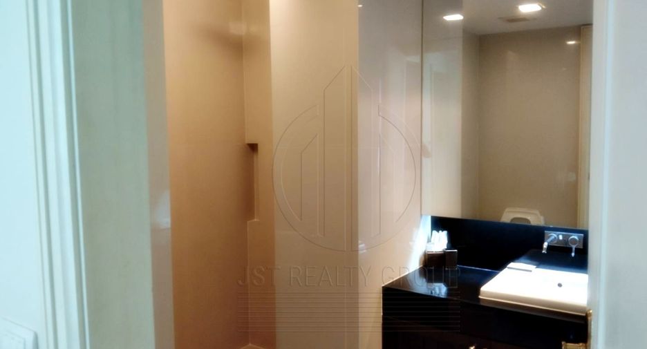 For rent 2 bedrooms condo in Pathum Wan, Bangkok