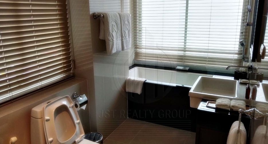 For rent 2 bedrooms condo in Pathum Wan, Bangkok