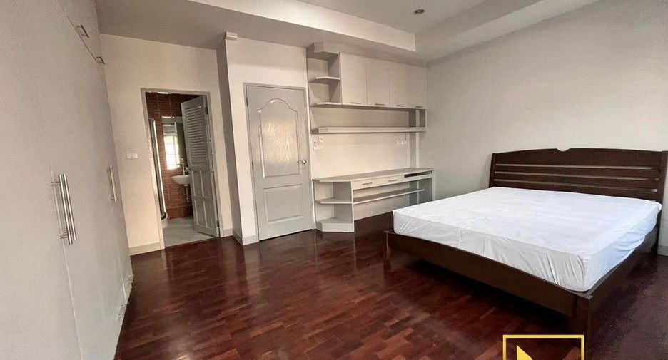 À louer 3 chambres maison de ville à Phra Khanong, Bangkok