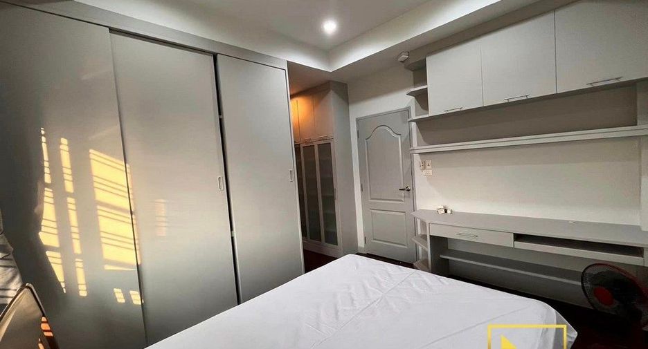 À louer 3 chambres maison de ville à Phra Khanong, Bangkok
