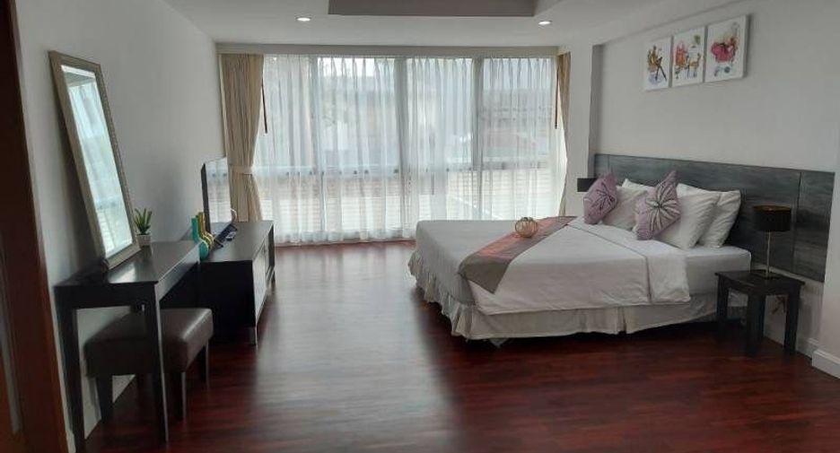 For rent 4 bedrooms condo in Sathon, Bangkok
