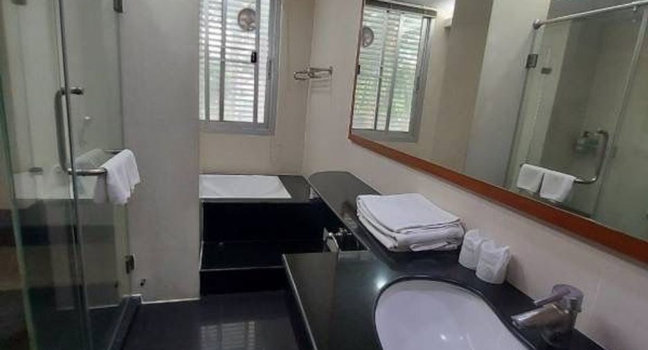 For rent 4 bedrooms condo in Sathon, Bangkok