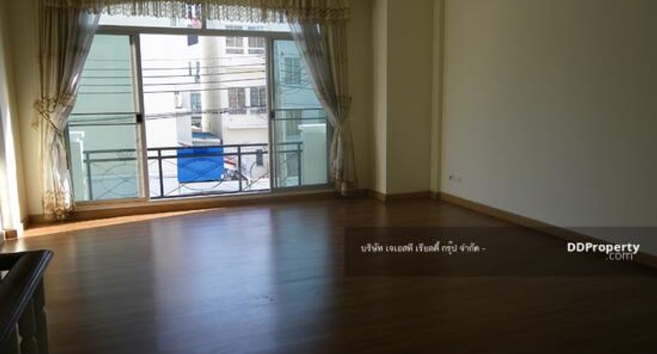 For rent and for sale 3 bedrooms townhouse in Suan Luang, Bangkok