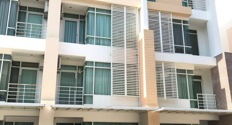 For rent 5 Beds townhouse in Jomtien, Pattaya