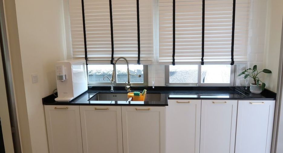For sale 4 bedrooms house in Saphan Sung, Bangkok