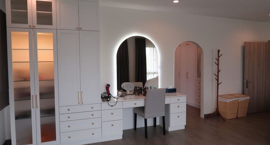 For sale 4 bedrooms house in Saphan Sung, Bangkok
